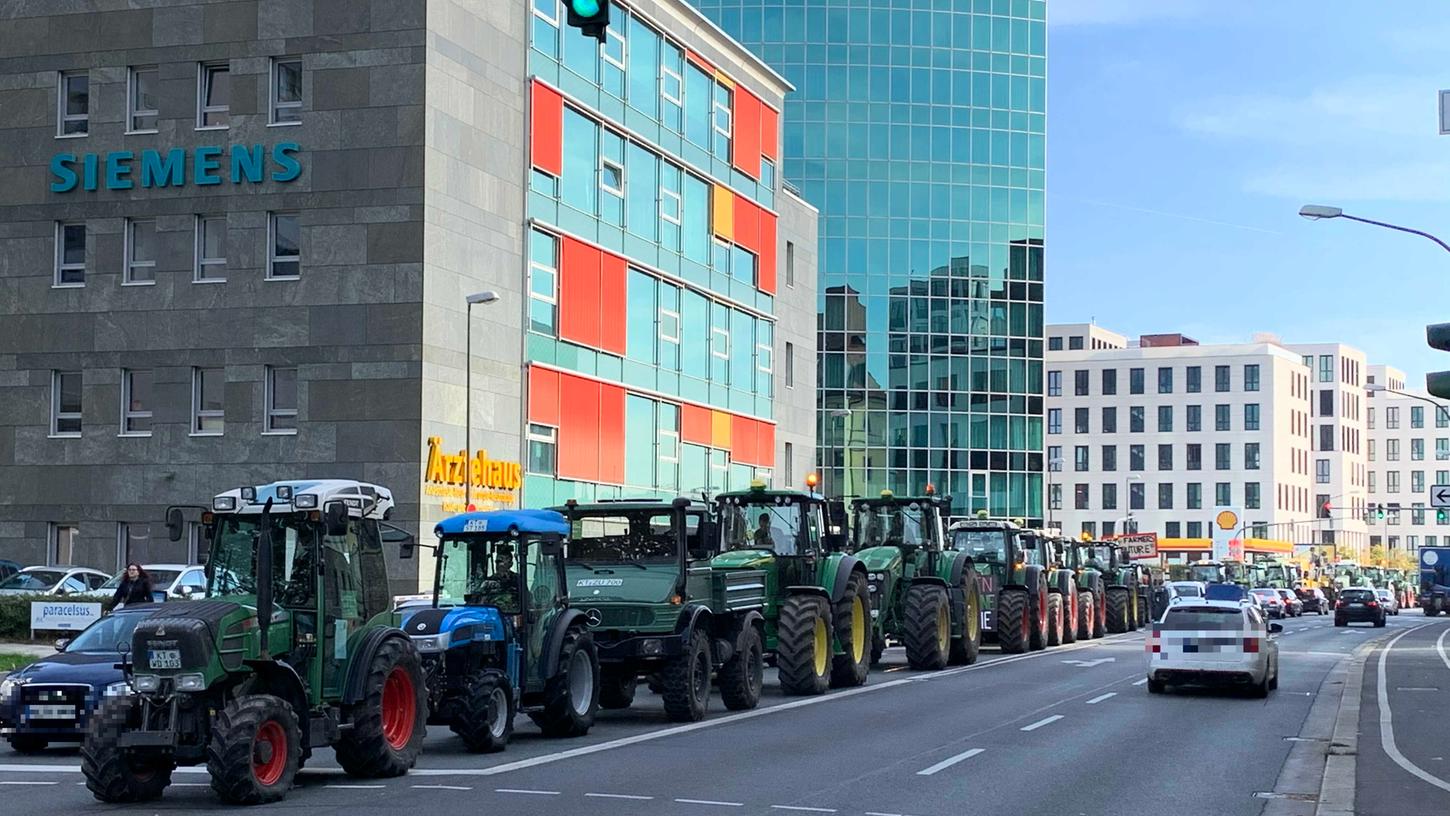 Hunderte Traktoren blockierten am Dienstag die Innenstadt in Würzburg. Die Polizei musste die Bauerndemo frühzeitig beenden.