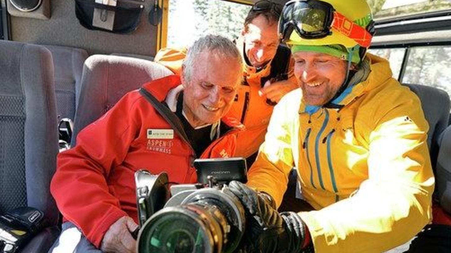 Gleich mal die aktuellen Aufnahmen checken: Der Schwabacher Filmemacher Henrik von Janda-Eble (rechts) mit seinem "Hauptdarsteller", dem Dauer-Skifahrer Toni Sponar.