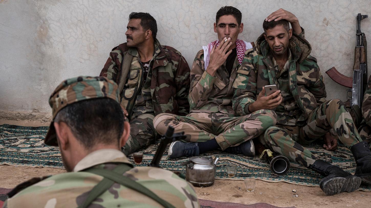 Soldaten der syrischen Armee bei ihrem Einsatz in der Nähe der Stadt Tal Tamr in Nordsyrien. Russland und die Türkei haben eine längere Waffenruhe ausgehandelt.