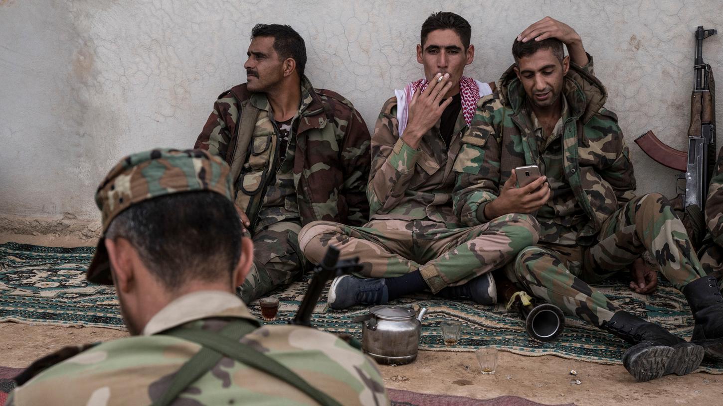 Soldaten der syrischen Armee bei ihrem Einsatz in der Nähe der Stadt Tal Tamr in Nordsyrien. Russland und die Türkei haben eine längere Waffenruhe ausgehandelt. Soldaten der syrischen Armee bei ihrem Einsatz in der Nähe der Stadt Tal Tamr in Nordsyrien. Russland und die Türkei haben eine längere Waffenruhe ausgehandelt.