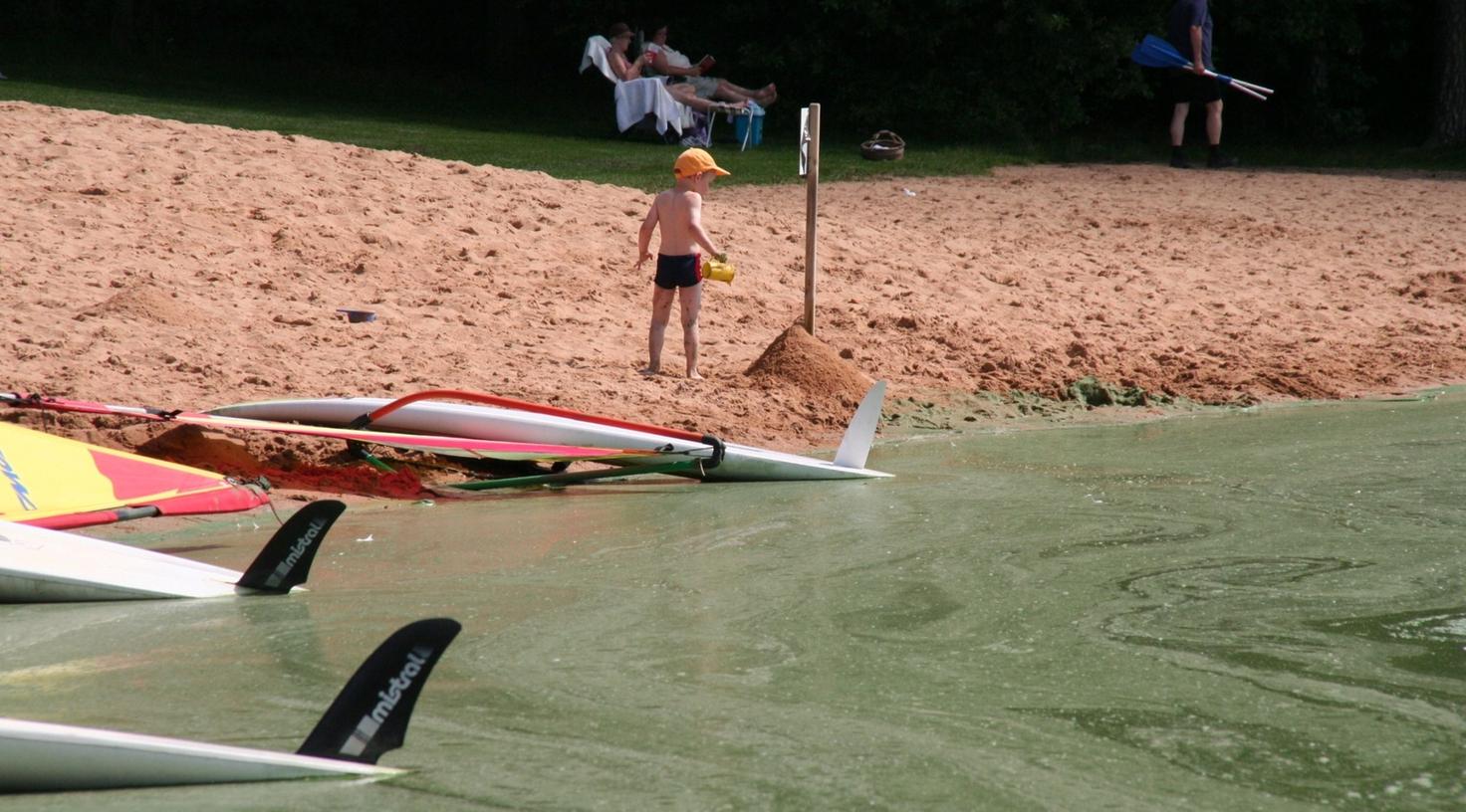 Voller Algen war das Wasser im letzten Sommer auch im Altmühl- und Brombachsee.