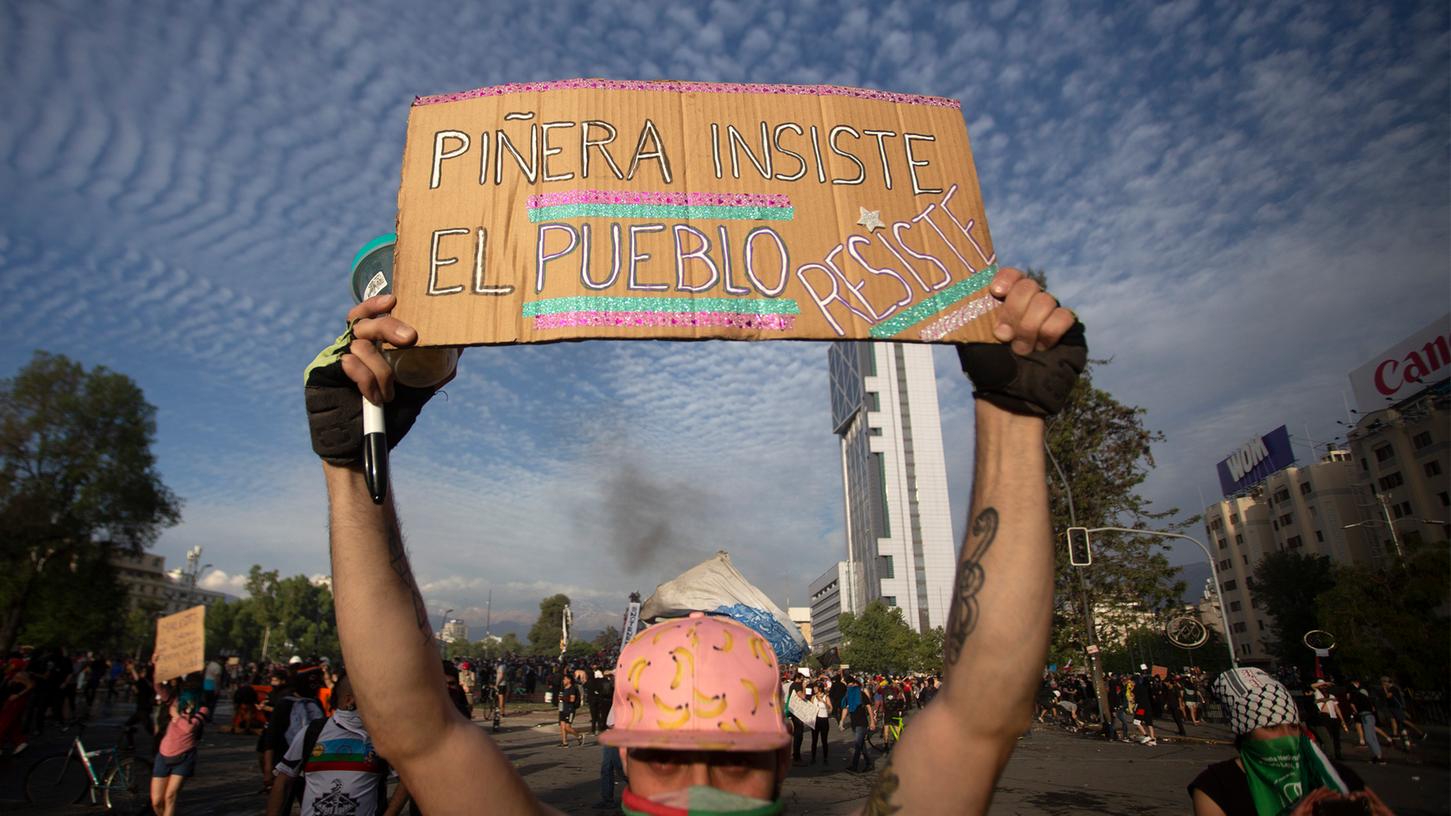 Nach den Protesten in Chile hat Präsident Piñera eingelenkt und Reformen zugunsten der Ärmeren versprochen.