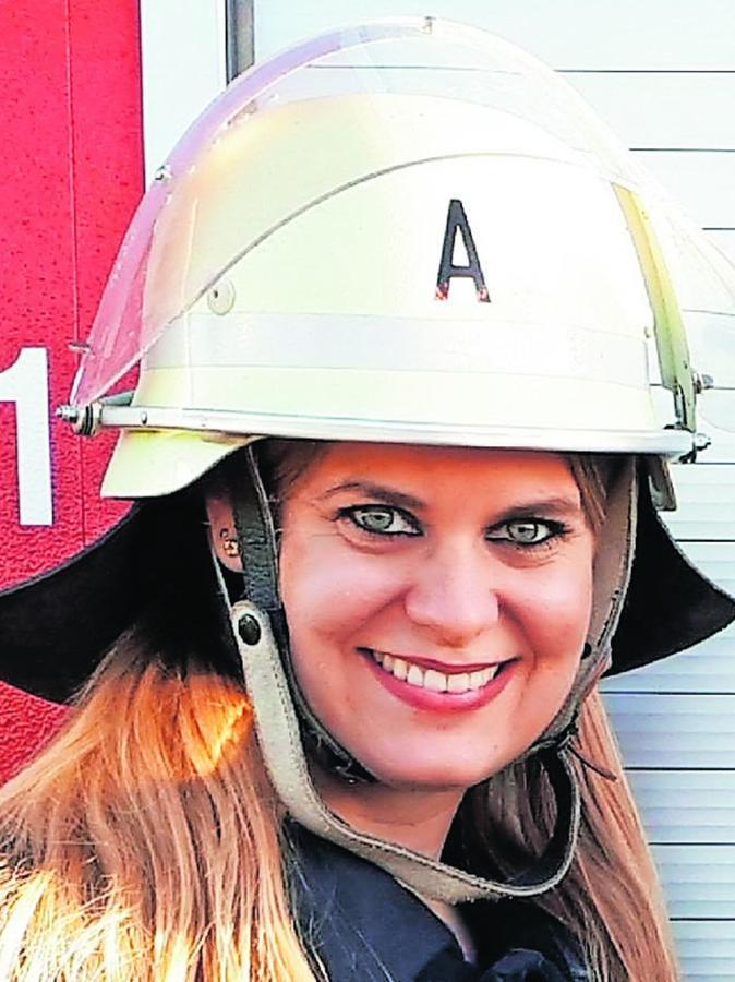 Stefanie Rietzke (35), Frauenbeauftragte der Kreisbrandinspektion, ist seit elf Jahren bei der Wehr in Buttendorf aktiv. Als ehemalige Leistungsturnerin und Trainerin hat sie auch die körperliche Herausforderung gereizt. Zur Feuerwehr zu gehen, sagt sie, sei rückblickend eine der besten Entscheidungen in ihrem Leben gewesen.