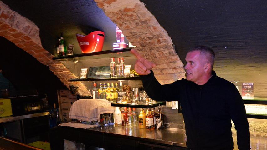 Jorgos Liapouris an der Bar.