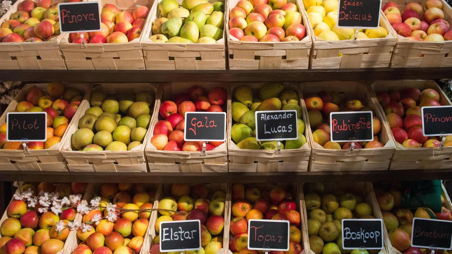 Husch, husch ins Körbchen: Diese Äpfel stammen aus Öko-Anbau. Der Umsatz mit Bio-Lebensmitteln liegt aktuell bei elf Milliarden Euro in Deutschland. Tendenz steigend.
