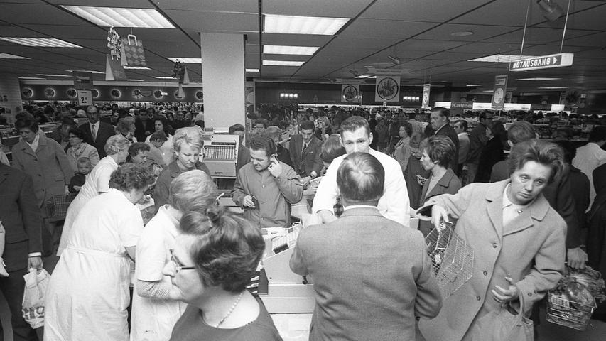 Wohl dem, der an der Kasse endlich dran war. Zur Eröffnung des Franken-Einkaufszentrums bildeten sich meterlange Schlangen.  Hier geht es zum Artikel vom 27. Oktober 1969: Sturm auf Semmeln und Geflügel