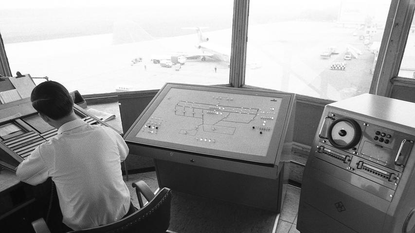 Der Kontrolldienst im Turm des Nürnberger Flughafens: über Sprechfunk stehen die Lotsen mit dem Piloten in Verbindung und geben Anweisungen über Höhe und Kurs.  Hier geht es zum Artikel vom 29. Oktober 1969: Sicherheit im Fluge