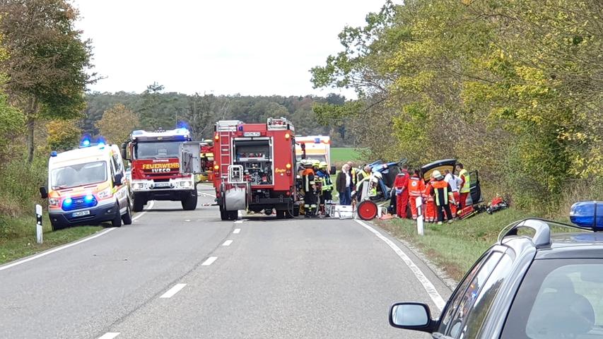 Unfall im Landkreis Ansbach: Autos prallen frontal zusammen