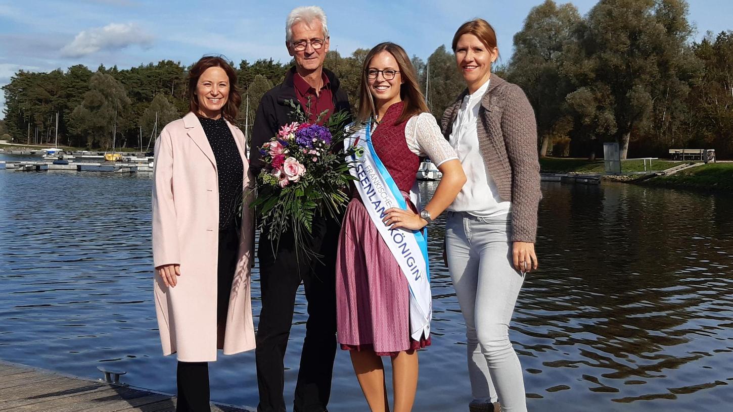 Das Seezentrum Heuberg am Rothsee ist der Lieblingsplatz der frischgebackenen Seenland-Königin Carolin Büttner (2.v.r.). Bürgermeister Markus Mahl, Kathrin Blomeier (l.) und  Mareike Ibinger (r.) vom Amt für Tourismus und Kultur gratulierten der 22-Jährigen zum Triumph.