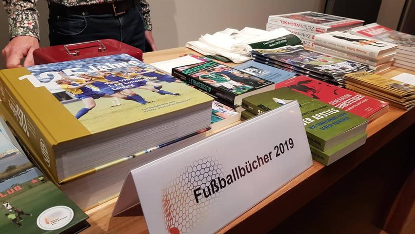 Auch die Bücherwürmer unter den Fußballfanatikern kommen in der Tafelhalle auf ihre Kosten. Selbstverständlich ist auch das Fußball-Buch des Jahres 2019 zu erwerben.