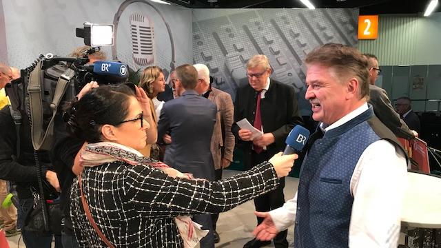 Der Kulmbacher Landrat Klaus Söllner gibt einem Fernsehteam des Bayerischen Rundfunks am Rande des Regionalmarktes ein Interview. Söllner hatte von der Kulmbacher Mönchshof einen Eisbock mit - ziemlich starkes Bier.