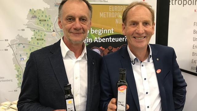 Martin Lettenmeier (rechts) und Hans Bauer (li.) vermarkten als Marketingchef bzw. Aufsichtsratsvorsitzender die Produkte der Genossenschaft Manufaktur Gelbe Bürg aus Dittenheim im Landkreis Weißenburg-Gunzenhausen.