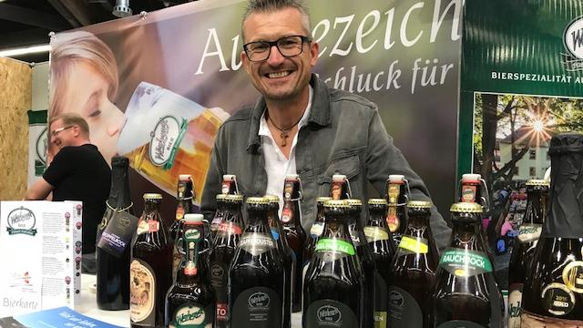 Aus Viereth-Trunstadt in der Nähe von Bamberg stammt das Weiherer Bier. Verantwortlich dafür ist Oswald Kundmüller, der die Familienbrauerei mit Craftbeer-Variationen wie dem "Zapfenduster" in völlig neue Geschmacksbereiche führt.