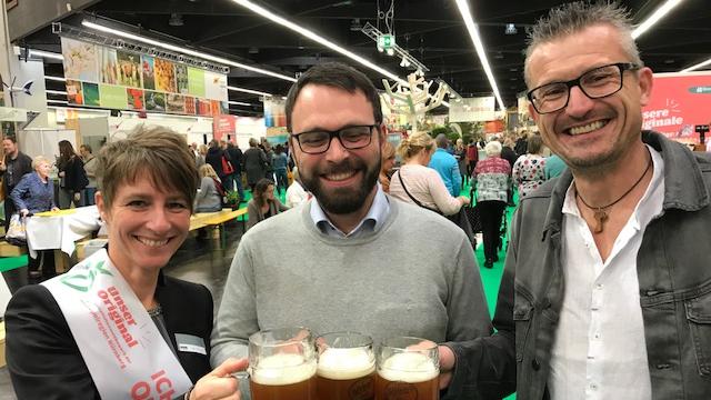 Regionale Produzenten unter sich beim Bier: Katrin Pöhlmann (essart, Ebermannstadt), Stefan Tiefel (Weidevieh und Puten, Seukendorf) und Braumeister Oswald Kundmüller (Weiherer Bier, Viereth-Trunstadt).