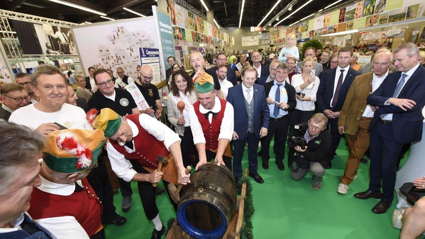Die Besucher und Ehrengäste der Consumenta-Eröffnungsfeier durften miterleben, wie Büttner aus Kulmbach dieses Bier aus dem Inneren eines Eisblocks befreiten.