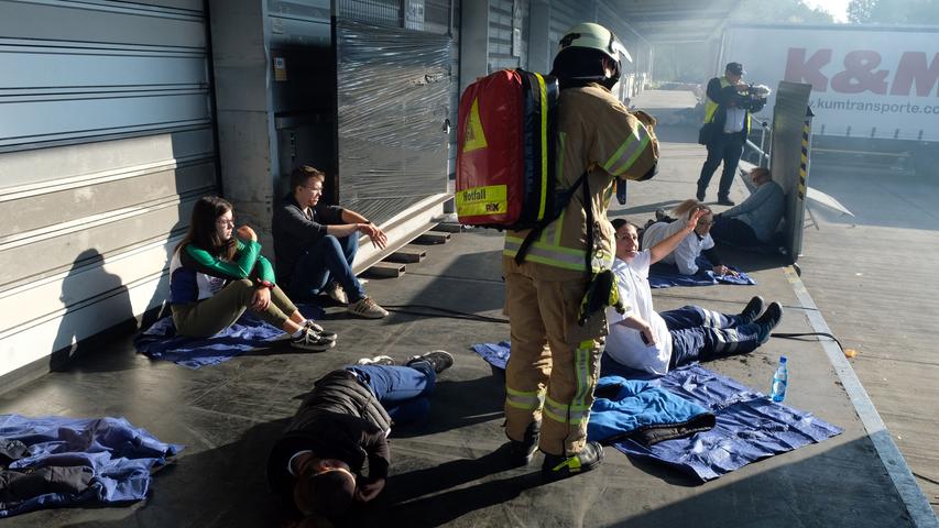 Hilfeschreie, Flammen, Verletzungen: Flughafenfeuerwehr probt den Ernstfall 
