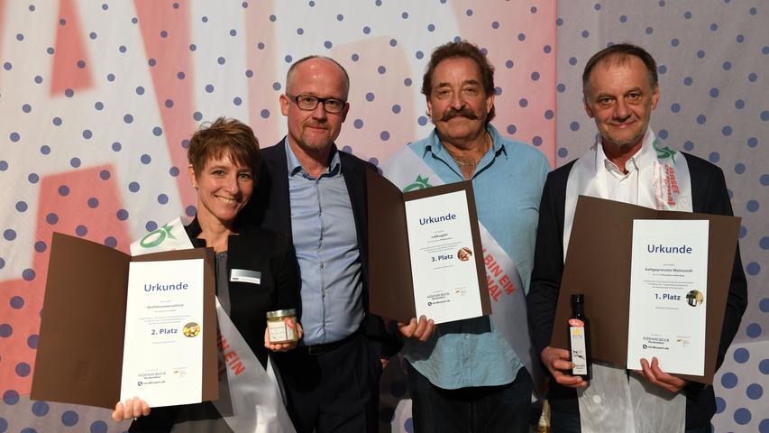 Den NN-Leserpreis erhielten Katrin Pöhlmann (links), Chocolatier Wolfgang Marx aus Nürnberg (zw.v.r.) und Hans Bauer von der Manufaktur Gelbe Bürg (rechts). Überreicht wurden sie von NN-Redakteur Georg Körfgen (zw.v.l.)