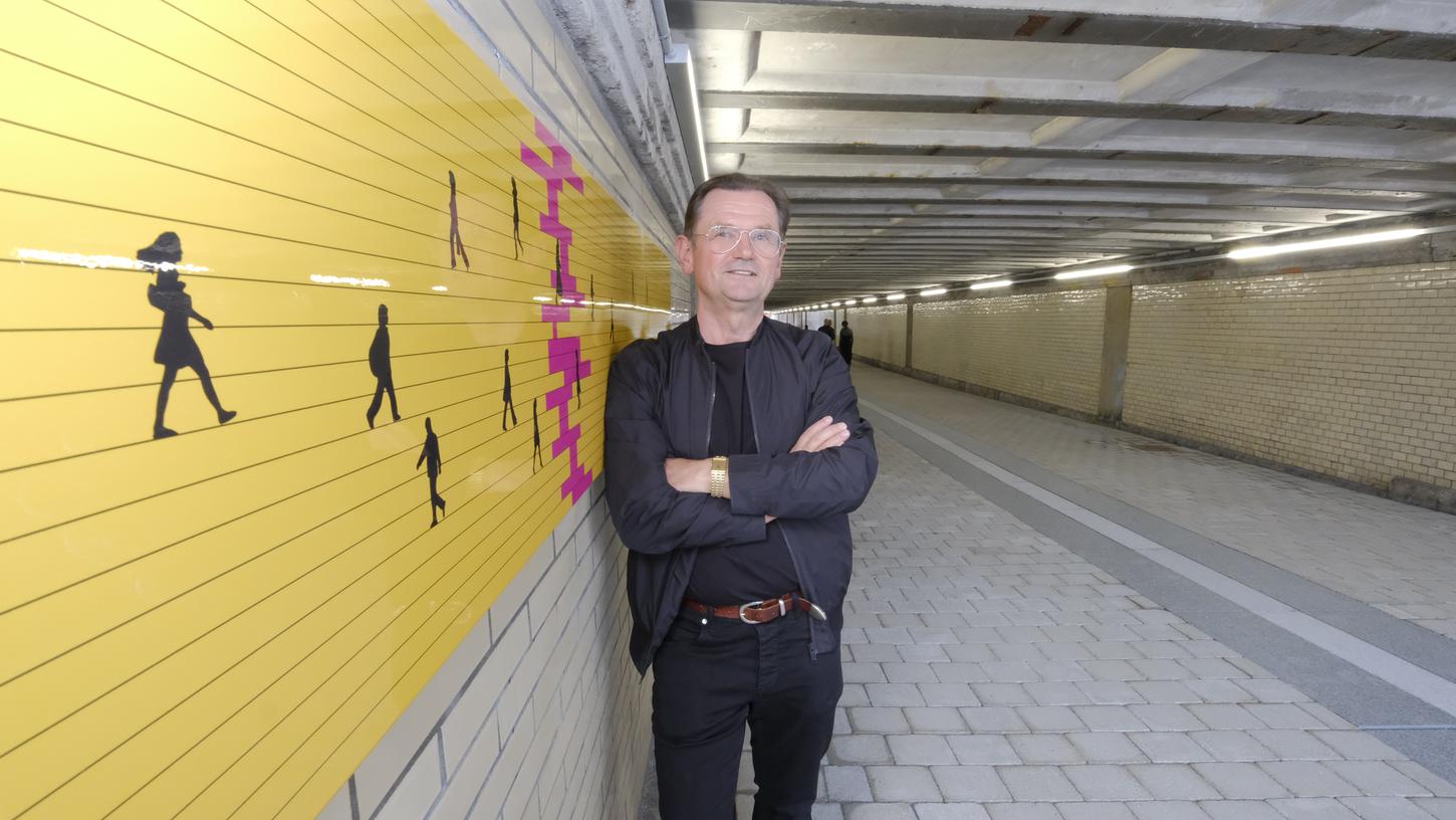 Einweihung des künstlerisch umgestalteten Karl-Bröger-Tunnel am Willy-Prölß- Platz. Künstler Winfried Baumann (vor dem gelben Bild) hat neue Gestaltungselemente eingebracht. Arvo Lang, Mitglied der Nürnberger Philharmoniker, spielte zur Eröffnung.