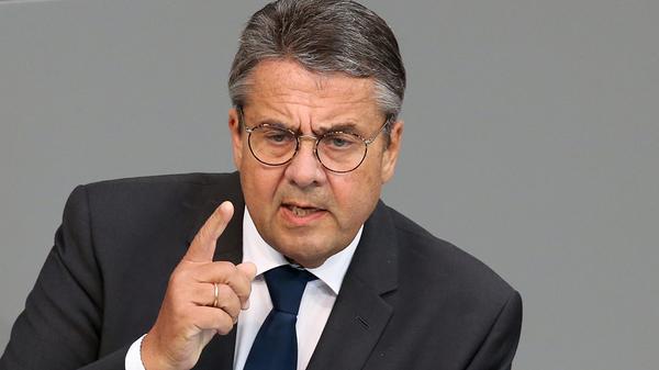 Sigmar Gabriel stellte fest "Ein Präsident lässt den Staatsstreich proben." Jedoch sei er sich auch sicher: "der heutige Tag wird zur demokratischen Wende in den USA & Joe Biden stärken."