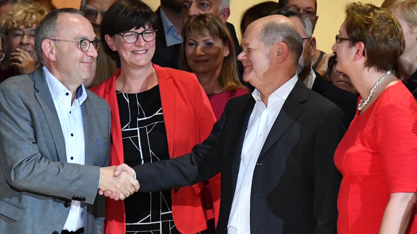 Die Kandidatenpaare Norbert Walter-Borjans und Saskia Esken sowie Olaf Scholz und Klara Geywitz gratulieren einander zum Einzug in die Stichwahl zum Parteivorsitz der SPD.