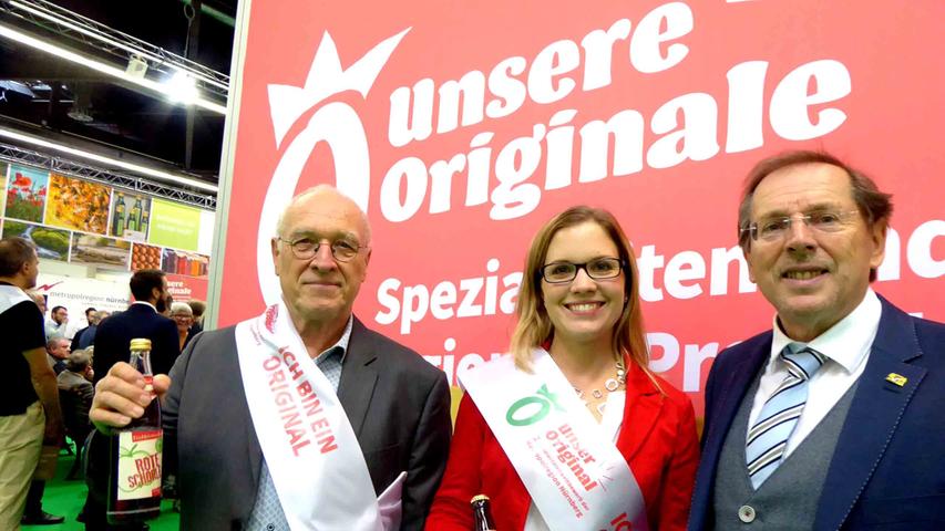 Der Landtagsabgeordnete Hans Herold (r.) zeigte sich stolz auf den von Wolfgang Haager repräsentierten "Einheimischen" sowie auf die von Katharina Döbler-Saule aus Bad Windsheim charmant vertretende Bierregion.
