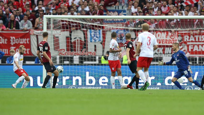 Mehr als schmerzhaft ist auch, dass der Club neun Tage später gegen Regensburg auf eigener Spielwiese noch den Last-Second-Ausgleich kassiert. Bis in die fünfte und letzte Minute der Nachspielzeit hinein führt der FCN gegen die Oberpfälzer mit 1:0, lässt sich dann aber immer weiter zurückdrängen und verteidigt die Minimalführung mit viel Angst und wenig Geschick. Nachdem Alexander Meyer, der aufgerückte Jahn-Schlussmann, Club-Keeper Andreas Lukse in der vermeintlich letzten Szene des Spiels mit seiner Schrägschuss-Bogenlampe eine anspruchsvolle Arbeitsprobe abverlangt hat, verlängert 1,95-Meter-Mann Meyer nach der sich anschließenden Ecke die Kugel wuchtig an den zweiten Pfosten, wo Jan-Marc Schneider in der wirklich letzten Alarmszene auf 1:1 stellt. Nürnberg kann nicht mehr gewinnen und arbeitet gewissenhaft an seinem Nachspielzeit-Trauma.
Mehr als schmerzhaft ist auch, dass der Club neun Tage später gegen Regensburg auf eigener Spielwiese noch den Last-Second-Ausgleich kassiert. Bis in die fünfte und letzte Minute der Nachspielzeit hinein führt der FCN gegen die Oberpfälzer mit 1:0, lässt sich dann aber immer weiter zurückdrängen und verteidigt die Minimalführung mit viel Angst und wenig Geschick. Nachdem Alexander Meyer, der aufgerückte Jahn-Schlussmann, Club-Keeper Andreas Lukse in der vermeintlich letzten Szene des Spiels mit seiner Schrägschuss-Bogenlampe eine anspruchsvolle Arbeitsprobe abverlangt hat, verlängert 1,95-Meter-Mann Meyer nach der sich anschließenden Ecke die Kugel wuchtig an den zweiten Pfosten, wo Jan-Marc Schneider in der wirklich letzten Alarmszene auf 1:1 stellt. Nürnberg kann nicht mehr gewinnen und arbeitet gewissenhaft an seinem Nachspielzeit-Trauma.