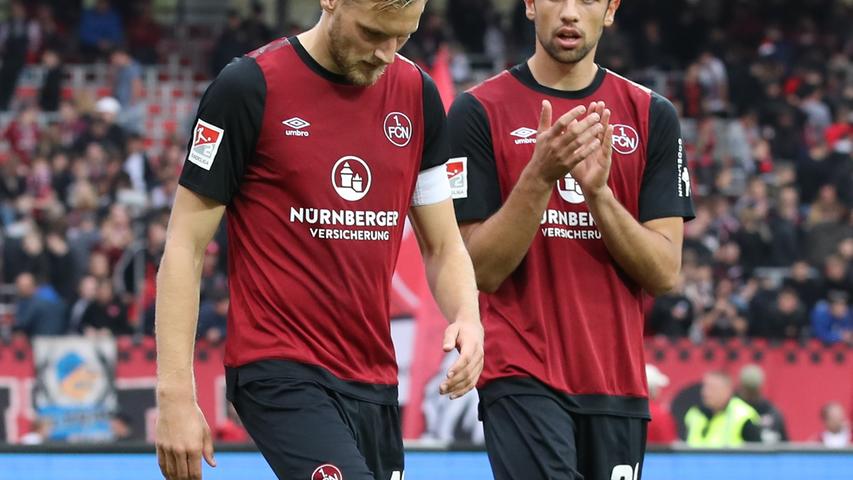 Im Rahmen der Heimniederlage gegen Hannover kommt es noch am selben Tag zu etwas, war vom deutschen Profisport meilenweit entfernt sein sollte. Was man mit einem unglaublichen Mord an einem WM-Eigentorschützen in Kolumbien assoziiert, wird an jenem Freitag in Nürnberg - entsprechend formuliert - traurige Realität. Im Stadionumfeld finden sich Aufkleber, die entsprechende Morddrohungen gegen Mühl und Behrens beinhalten.
Im Rahmen der Heimniederlage gegen Hannover kommt es noch am selben Tag zu etwas, war vom deutschen Profisport meilenweit entfernt sein sollte. Was man mit einem unglaublichen Mord an einem WM-Eigentorschützen in Kolumbien assoziiert, wird an jenem Freitag in Nürnberg - entsprechend formuliert - traurige Realität. Im Stadionumfeld finden sich Aufkleber, die entsprechende Morddrohungen gegen Mühl und Behrens beinhalten.