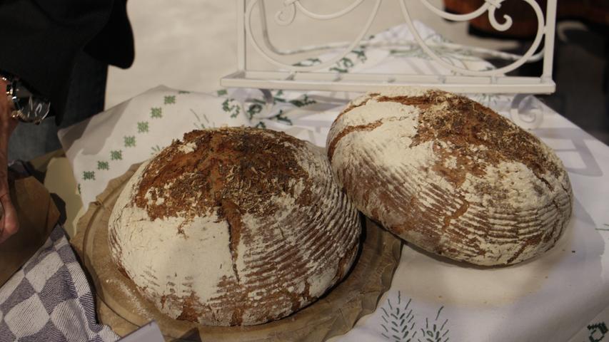 Monika Wirth hat einen Gasthof in Adelsdorf (Lkr. Erlangen-Höchstadt). Ihren Gästen serviert sie seit mehreren Jahren ein Roggen-Weizen-Brot, garniert mit Kümmel und Malzschrot.