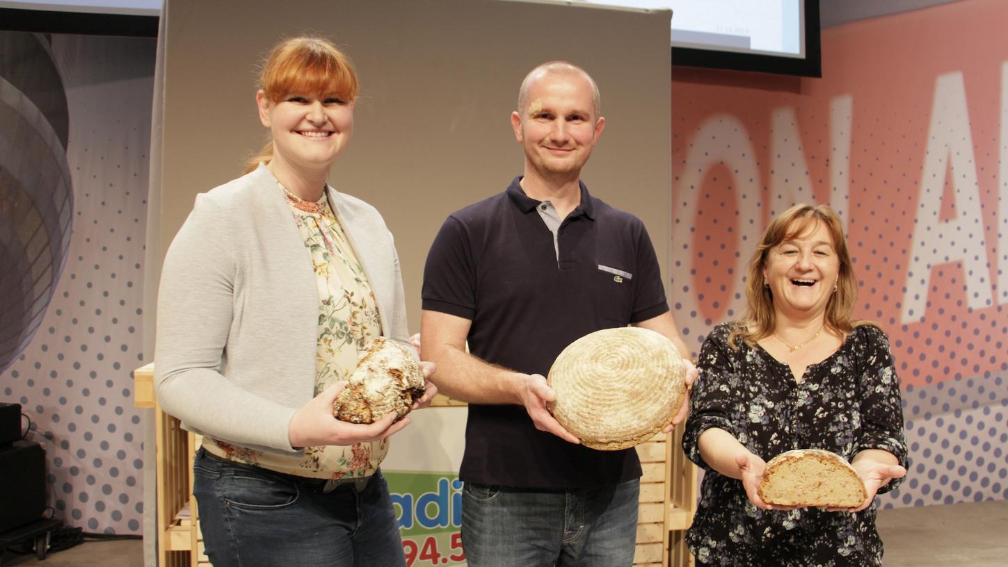 Sieger Thomas Opolka (Mitte) freut sich mit der zweitplatzierten Julia Rüdiger (links) und der drittplatzierten Maria Christ (rechts). Sieger Thomas Opolka (Mitte) freut sich mit der zweitplatzierten Julia Rüdiger (links) und der drittplatzierten Maria Christ (rechts).