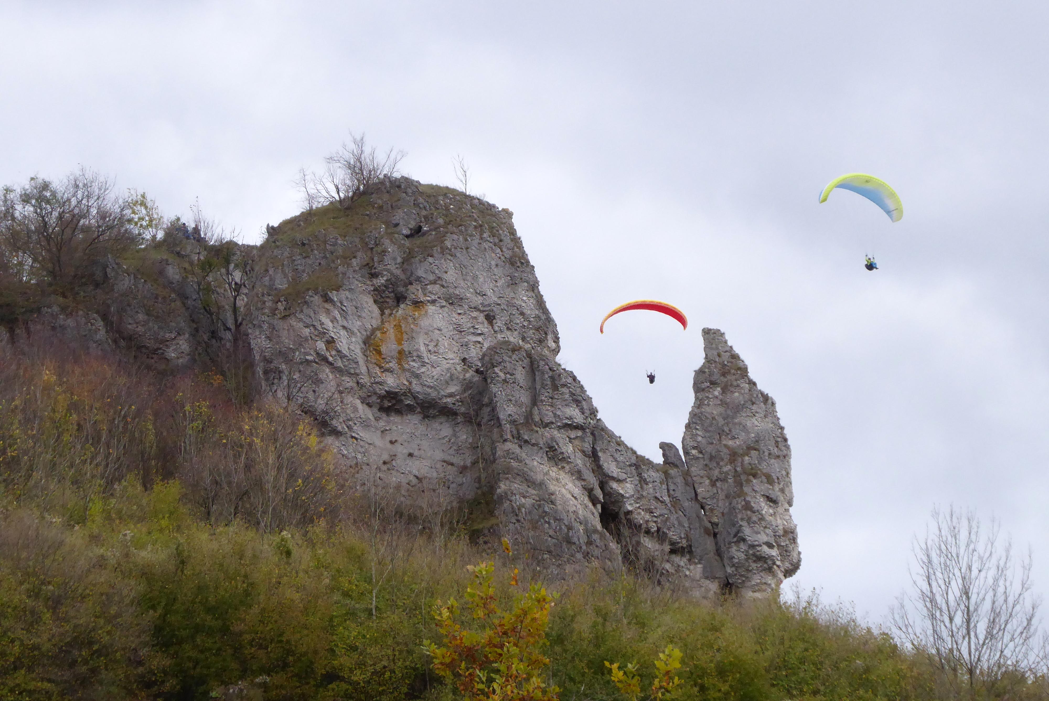 Zwei Paraglider umwerben die Steinerne Frau auf dem Walberla, so heißt tatsächlich der Felsen zwischen den beiden Paraglidern.