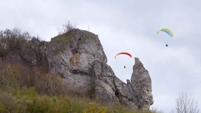 Zwei Paraglider umwerben die Steinerne Frau auf dem Walberla, so heißt tatsächlich der Felsen zwischen den beiden Paraglidern.