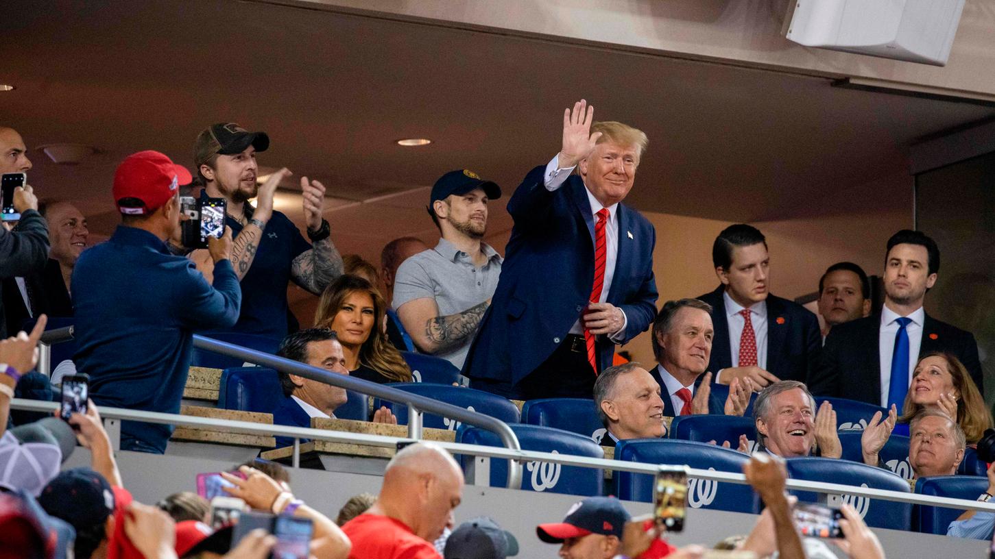 Als Trump am Sonntagabend auf dem Großbildschirm des Stadions in der US-Hauptstadt Washington zu sehen war, ertönten laute Buh-Rufe aus dem Publikum.