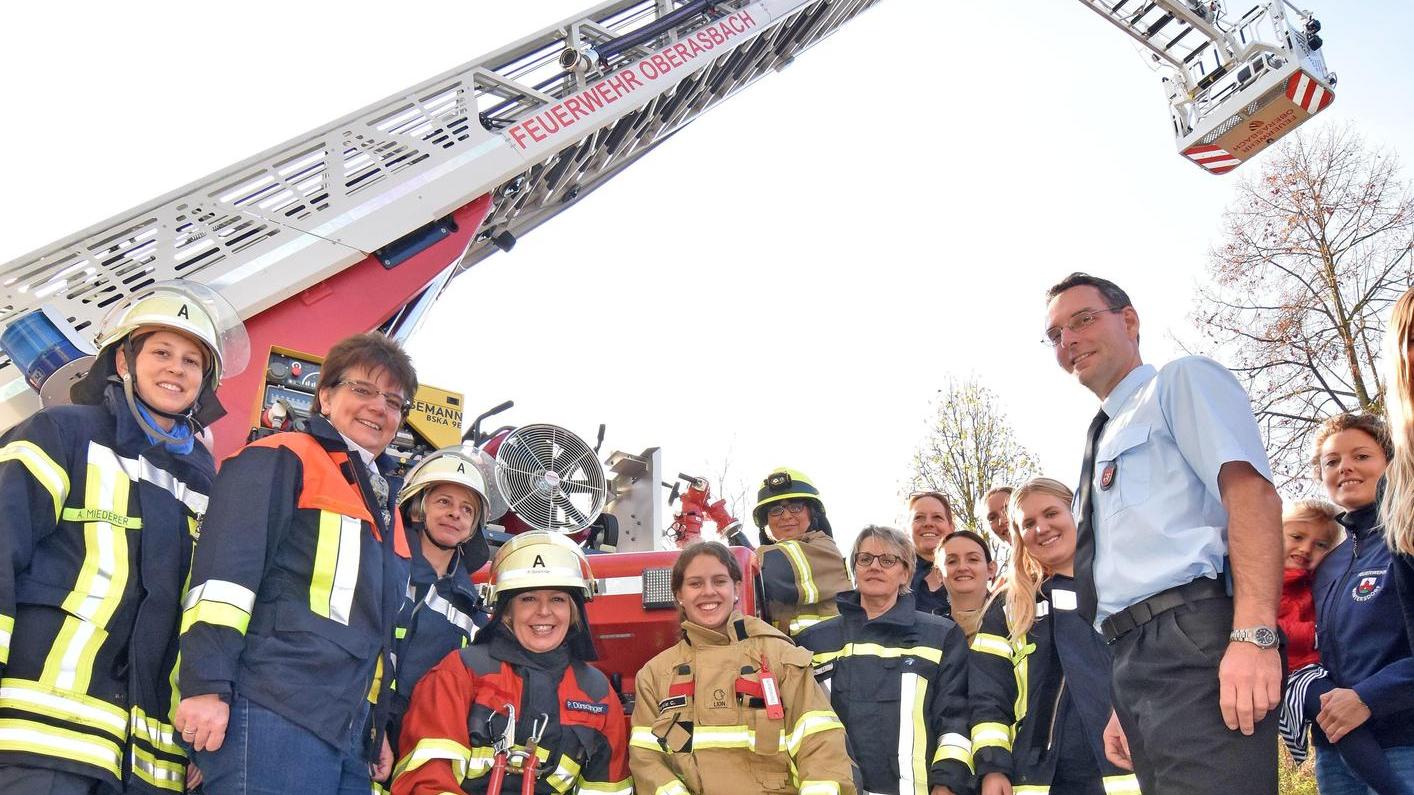 Feuerwehren werben: Frauen auf die Drehleiter!