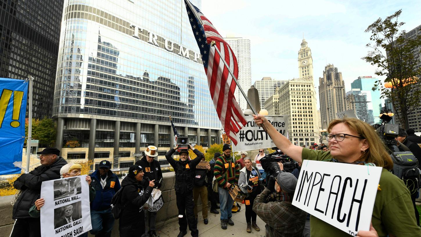 Demonstranten in Chicago versammeln sich vor dem Trump International Hotel and Tower, um gegen Donald Trump zu protestieren. Noch in dieser Woche könnte das Amtsenthebungsverfahren gegen den US-Präsidenten an Fahrt aufnehmen.