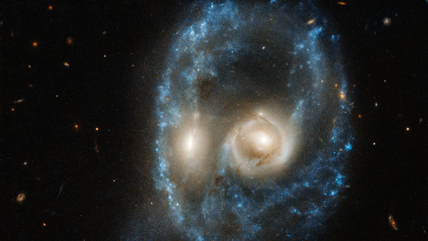 Dieses vom der NASA/ESA herausgegebene Bild, aufgenommen vom Hubble-Weltraumteleskop, erfasst zwei Galaxien gleicher Größe bei einer Kollision. Die beiden verschmelzenden Galaxien wirken wie ein kosmisches Gesicht.