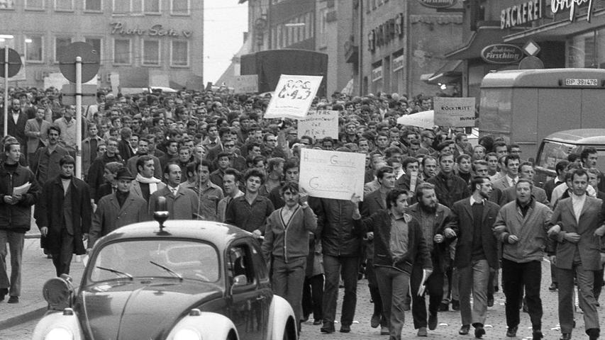 Polizeifahrzeuge geleiteten den Demonstrationszug der Ingenieurstudenten zum Hauptmarkt – hier auf der Königstraße in Richtung zur Museumsbrücke.  Hier geht es zum Artikel vom 1. November 1969: "Hu-Hu-Huber weg!"