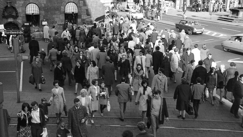 Am Samstagvormittag drängten sich die Menschen auf den Geschäftstraßen der Nürnberger Innenstadt, wie hier in der Karolinenstraße. Hier geht es zum Artikel vom 2. November 1969: Das Verkehrschaos blieb aus