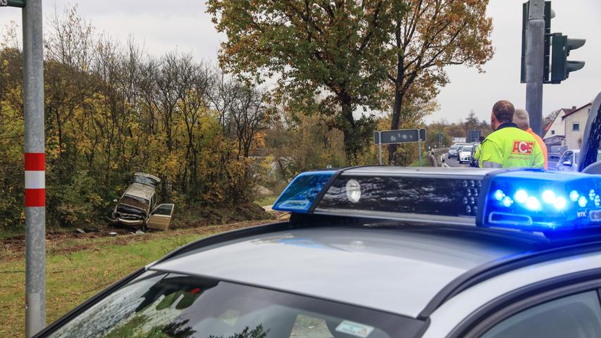 Opel landet in Böschung: 84-Jähriger stirbt in Oberfranken