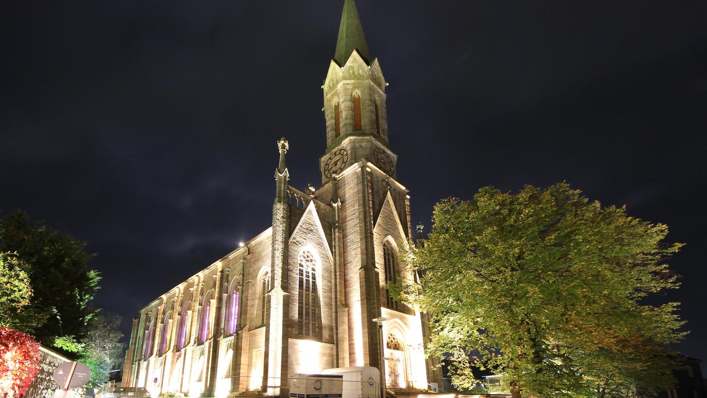 Das neue Lichtkonzept von Michael Müller und seinen Studenten für die Stadtkirche Münchberg (Landkreis Hof) lässt die Konturen des gesamtes Gotteshauses erkennen, der Einsatz der Lichtquellen erfolgt wohldosiert.