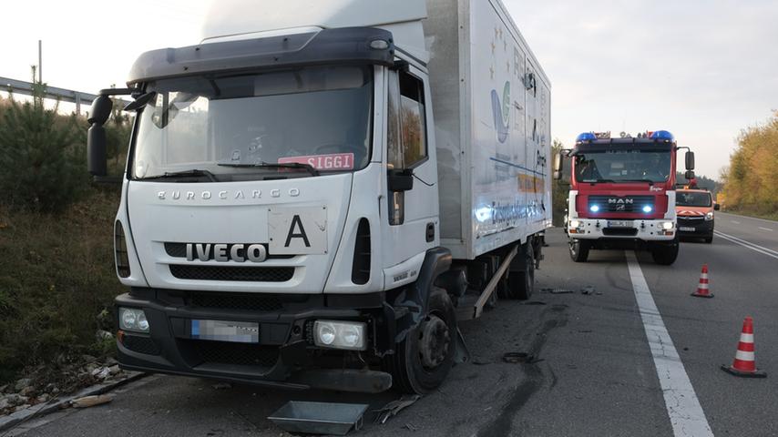 100.000 Euro Schaden: Getränkelaster rammt parkenden Lkw