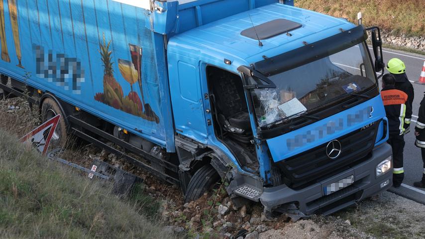 100.000 Euro Schaden: Getränkelaster rammt parkenden Lkw