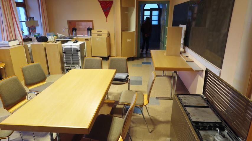 Ölofen, Restmöbel und die alte Küche aus dem Gesundheitszentrum: Im Gemeinschaftsraum im Erdgeschoss des alten Bubenheimer Schulhauses geht es derzeit recht eng zu.