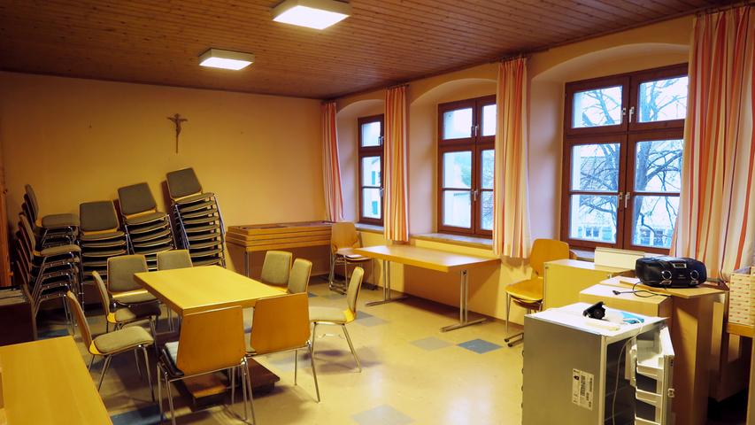Ölofen, Restmöbel und die alte Küche aus dem Gesundheitszentrum: Im Gemeinschaftsraum im Erdgeschoss des alten Bubenheimer Schulhauses geht es derzeit recht eng zu.