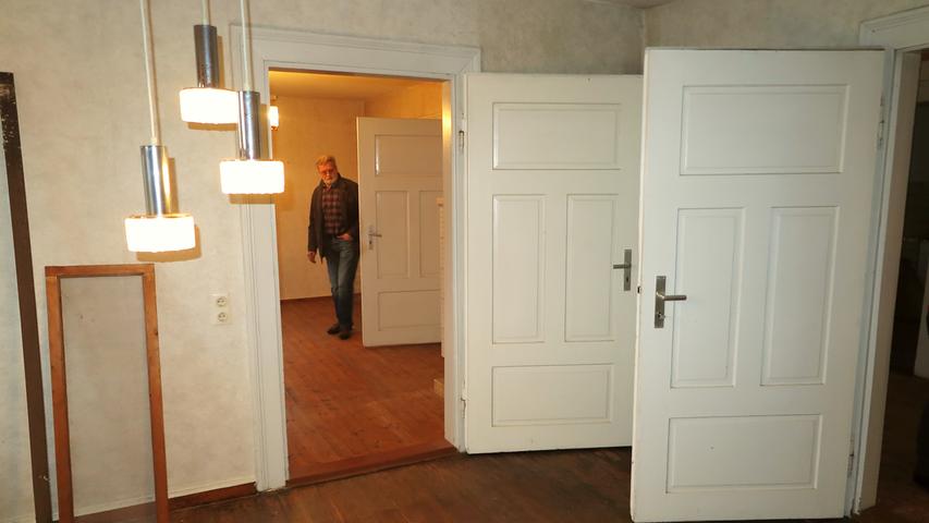 Kassettentüren und breite Holzdielen: Aus der großzügigen Viereinhalb-Zimmer-Wohnung im Obergeschoss des alten Bubenheimer Schulhauses lässt sich etwas machen.