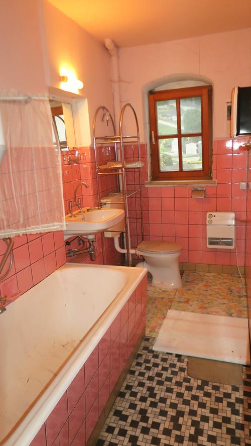 70er-Jahre-Charme mit Boiler und rosa Fliesen: Das alte Badezimmer der Lehrerwohnung im Obergeschoss der Bubenheimer Dorfschule.