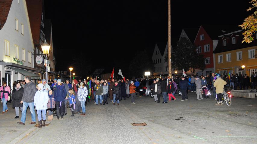 Halloween-Demo: 200 Ebermannstädter demonstrieren gegen die AfD 