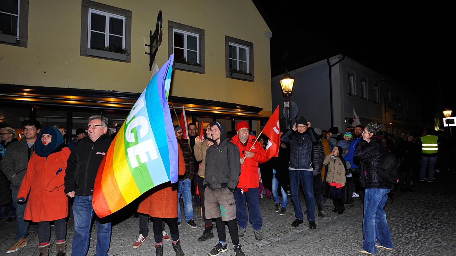 Bunt gegen rechts: 200 Ebermannstädter gingen auf die Straße, um gegen eine AfD-Veranstaltung zu demonstrieren.