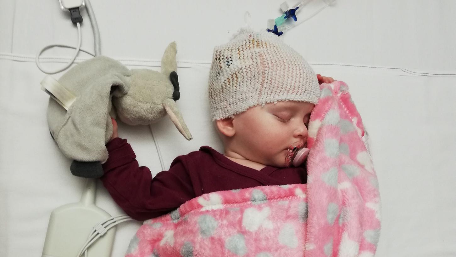 Die erst sechs Monate alte Liah ist trotz ihrer Krankheit ein aufgewecktes Mädchen - laut ihrer Eltern verkraftet sie die Behandlung bisher gut.