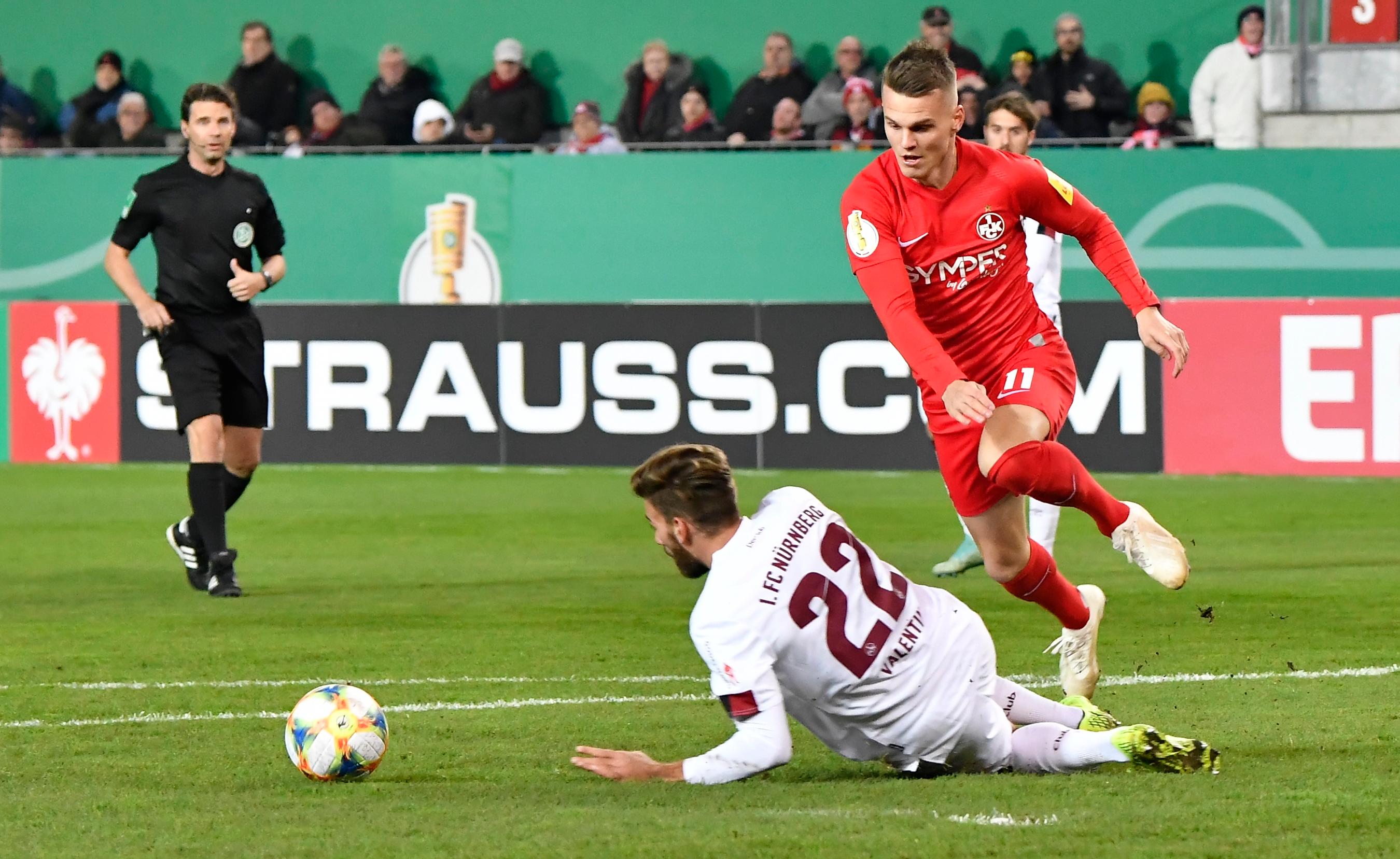 Ein Eingreifen des VAR hätte sich der Club auch im Pokal in Kaiserslautern gewünscht, den gibt es in diesem Wettbewerb allerdings erst ab dem Achtelfinale. Nach sieben Minuten entschied Schiedsrichter Guido Winkmann auf Strafstoß gegen den FCN, obwohl Enrico Valentini Lauterns Florian Pick sichtbar mit seiner Grätsche nicht berührt hatte. Den Elfmeter gab es trotzdem, Timmy Thiele traf - und der Club verabschiedete sich nach 120 Minuten plus Elfmeterschießen aus dem Pokal.