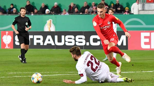 Ein Eingreifen des VAR hätte sich der Club auch im Pokal in Kaiserslautern gewünscht, den gibt es in diesem Wettbewerb allerdings erst ab dem Achtelfinale. Nach sieben Minuten entschied Schiedsrichter Guido Winkmann auf Strafstoß gegen den FCN, obwohl Enrico Valentini Lauterns Florian Pick sichtbar mit seiner Grätsche nicht berührt hatte. Den Elfmeter gab es trotzdem, Timmy Thiele traf - und der Club verabschiedete sich nach 120 Minuten plus Elfmeterschießen aus dem Pokal.